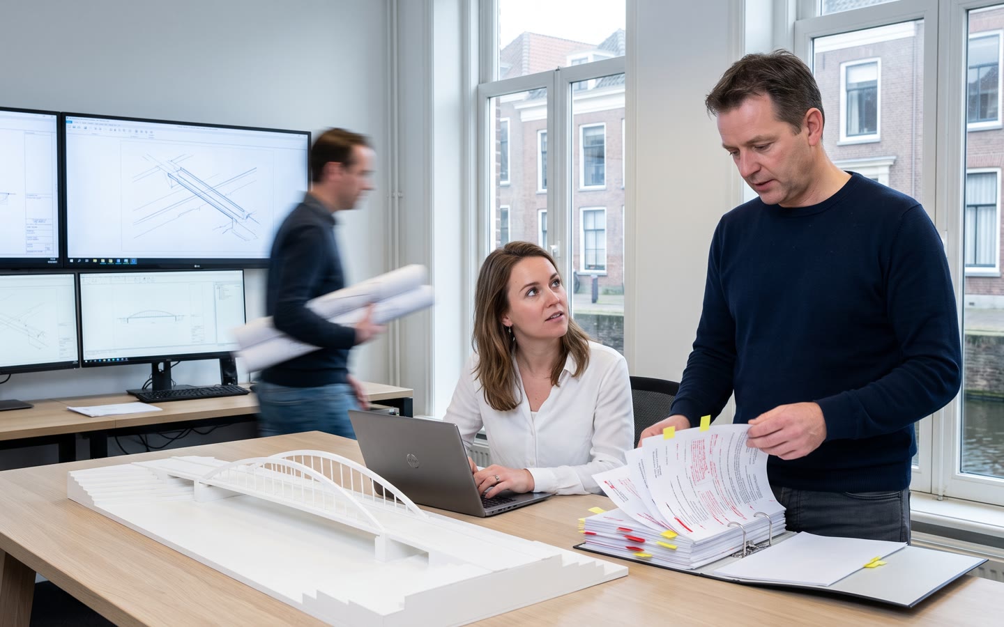 De tekenkamer van een ingenieursbureau, de directeur bladert door een dikke offerte naast een brugmaquette.