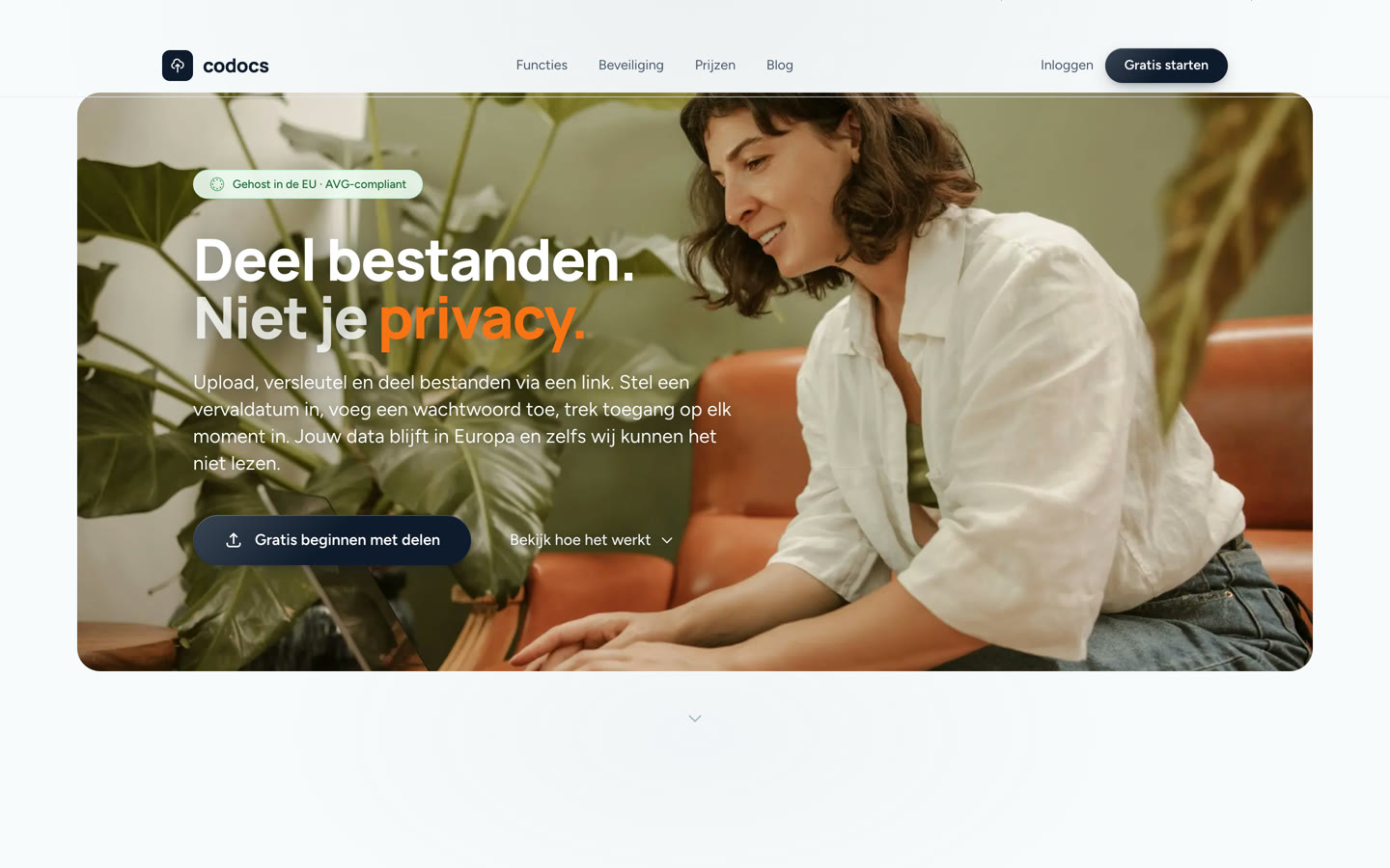 De homepage van Codocs: Deel bestanden. Niet je privacy. over een foto van een vrouw op een bank achter een laptop, met het label Gehost in de EU · AVG-compliant.