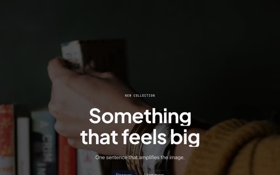 Een gepubliceerde pagina uit Magicpage: een hand die een boek uit een volle kast trekt, met het label New collection en de kop Something that feels big.