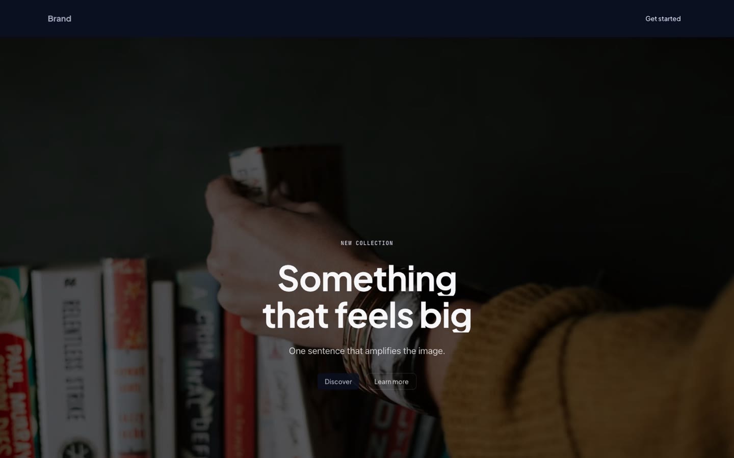 Een gepubliceerde pagina uit Magicpage: schermvullend beeld van een hand die een boek uit een volle kast trekt, met daaroverheen het label “New collection” en de kop “Something that feels big”.